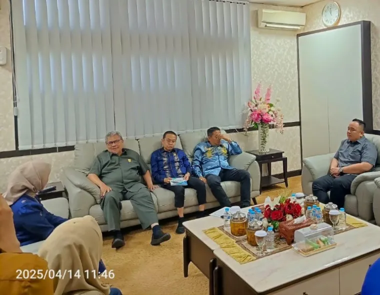 Ketua DPRD Sumbar Muhidi menerima kunjungan Komisioner KI Sumbar di ruang kerjanya, Senin (14/4/2025). IST