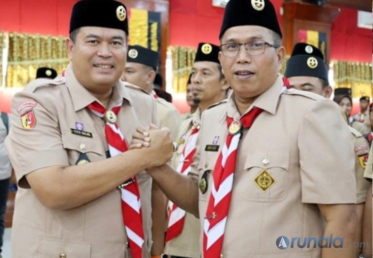 Ketua Mabicab Pramuka 0316 Kota Pariaman, Yota Balad melantik Wawako Mulyadi menjadi Pengurus dan LPK Gerakan Pramuka Kwarcab 0316 Kota Pariaman, Jumat (18/4/2025). IST