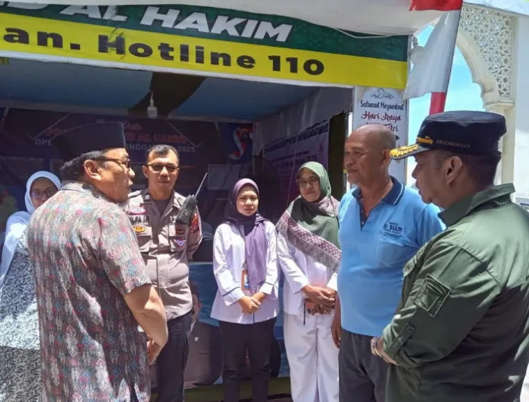 Wakil Wali Kota Padang, Maigus Nasir saat meninjau Pospam Lebaran yang ada di dekat Masjid Al Hakim Jalan Samudera Padang, Jumat (4/4/2024). (dok : arunala.com)