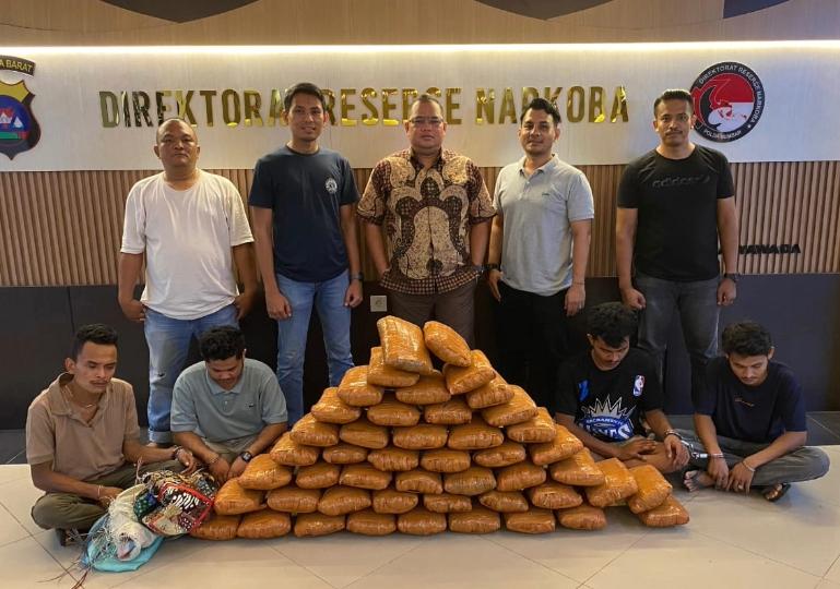 Empat pemuda yang ditangkap Ditresnarkoba Polda Sumbar karena diduga kuat terlibat penyalahgunaan narkotika jenis ganja, Jumat (25/4/2025) sore. IST