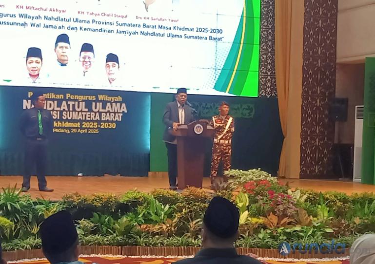 Prof Ganefri PhD berikan sambutan setelah dilantik menjadi Ketua PWNU Sumbar periode 2025-2030 di Padang, Selasa (29/4/2025). (dok : arunala.com)