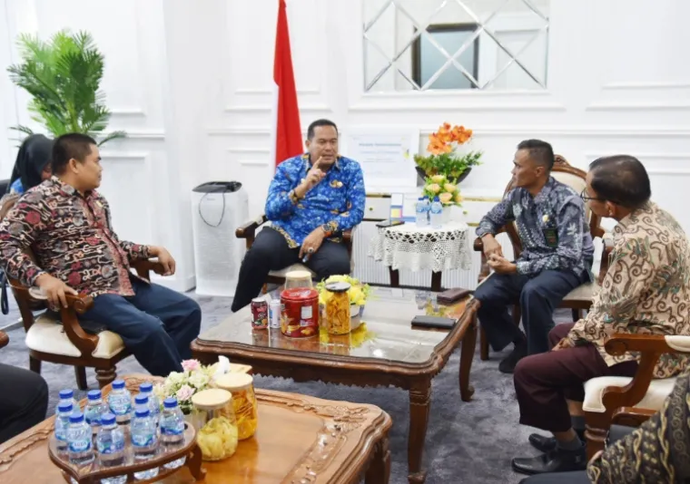 Rombongan Pengadilan Agama Pariaman saat diterima Wali Kota Pariaman, Yota Balad di ruang kerjanya, Kamis (17/4/2025). IST