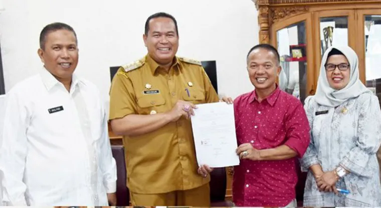 Wako Yota Balad bersama Ketua KONI Kota Pariaman, Edison TRD sesuai tandatangani MoU penjanjian dana hibah,  Selasa (4/3/2025). IST