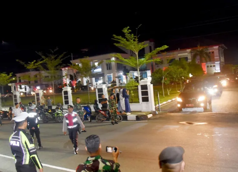 Arakan mobil keluar dari Balaikota Pariaman untuk melaksanakan takbiran keliling di malam jelang lebaran, Minggu malam (30/3/2025). IST