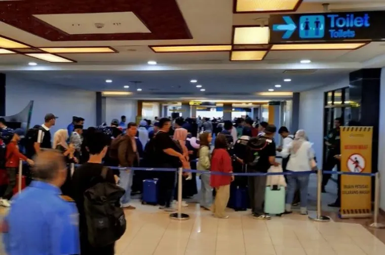 Suasana penumpang pesawat yang terlihat antre di bagian checkin keberangkatan di BIM, Jumat (4/4/2025). IST