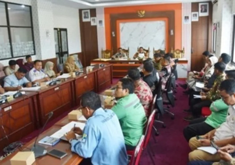 Wali Kota Yota Balad pimpin rapat evaluasi PAD yang dilaksanakan di ruang rapat Wali Kota Pariaman, Kamis (10/4/2025). IST