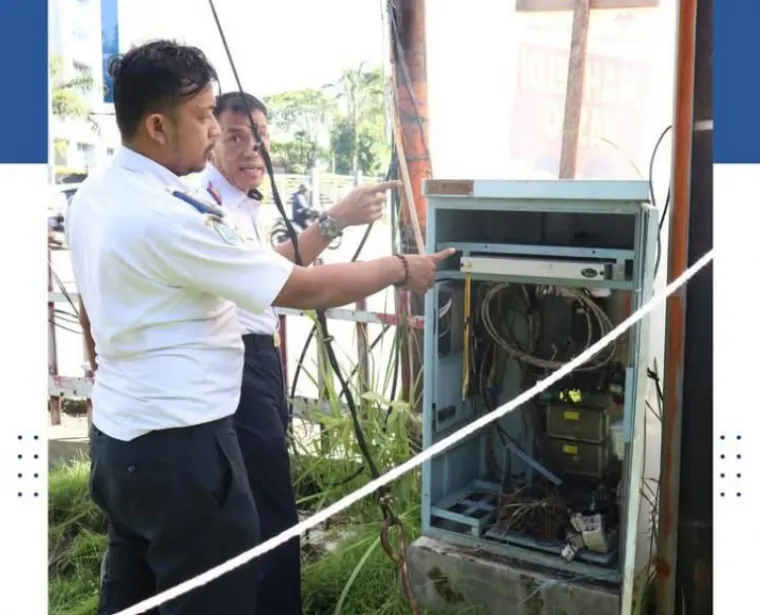 Petugas Dishub Padang ce kondisi perangkat lampu lalu lintas dicuri orang, Senin (14/4/2025). (dok : dishub kota padang)
