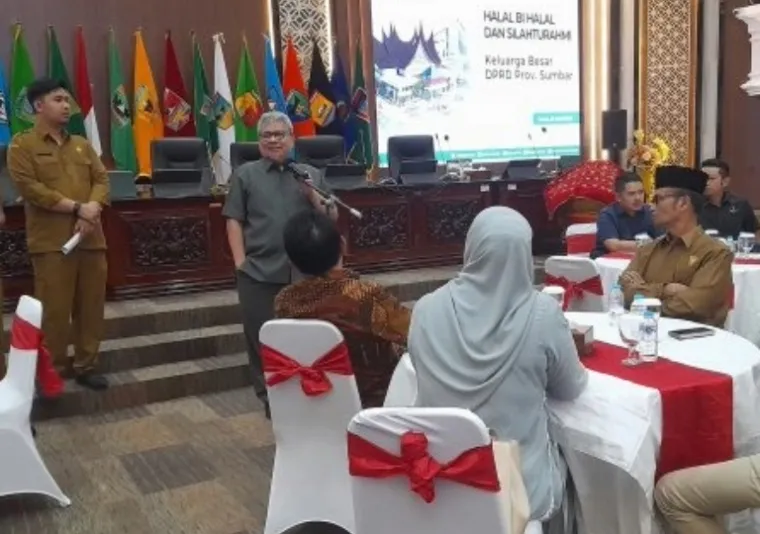 Ketua DPRD Sumbar, Muhidi beri sambutan dalam halal bi halal antaranggota DPRD Sumbar, Senin (14/4/2025). IST