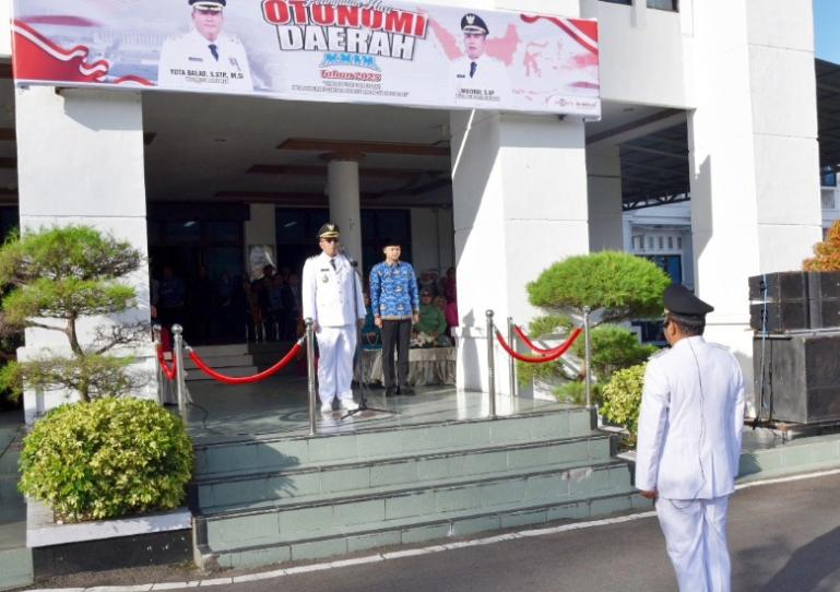 Wakil Wali Kota Pariaman, Mulyadi pimpin upacara peeringatan Hari Otonomi Daerah (Otda) di halaman Balaikota, Jumat (25/4/2025).  IST