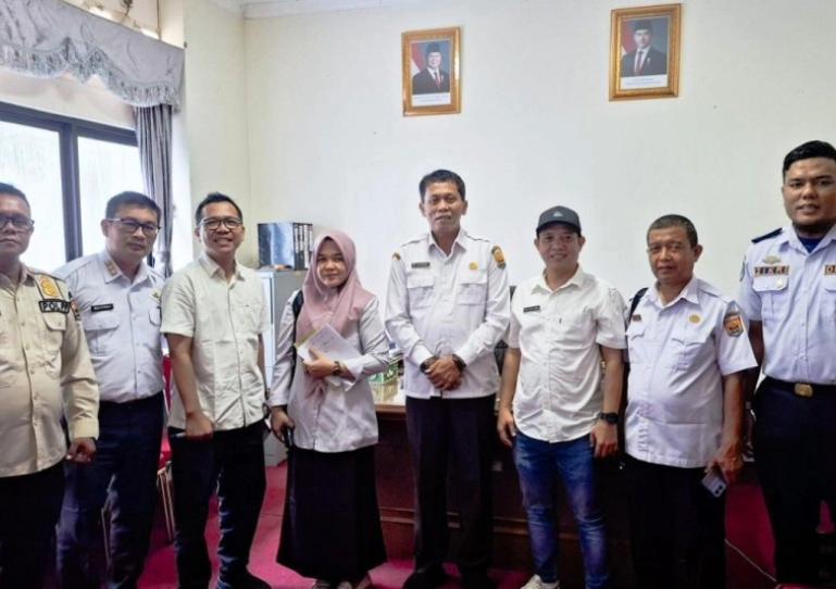 Asisten II Setko Pariaman Elvis Chandra, bersama jajaran Disdikpora seusai rapat pematangan acara peringatan Hardiknas untuk Kota Pariaman di ruang kerja Asisten II, Rabu (23/4/2025). IST