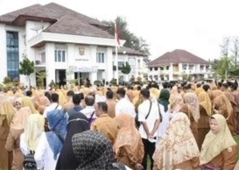 Wali Kota Pariaman, Yota Balad pimpin apel gabungan OPD dan pengawainya di hari pertama masuk kerja pasca libur lebaran, Selasa pagi (8/4/2025). IST