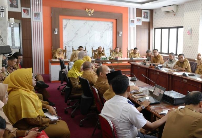 Wakil Wali Kota Pariaman, Mulyadi pimpin rapat penerapan sistem kerja alih daya atau outsourcing honorer bagi pemkonya, Selasa (22/4/2025). IST