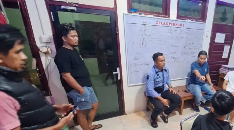 Salah satu dari dua terduga pelaku pembacokan seorang mahasiswa di Padang diintrogasi anggota polisi di Mapolsek Kuranji, Kamis malam (17/4/2025). IST