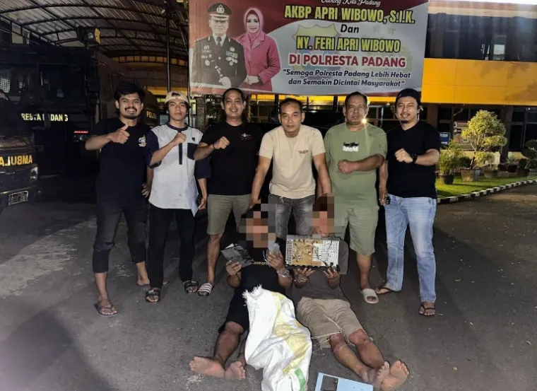 Dua terduga pencurian alat APIL di lampu merah perempatan Telkom Padang ditangkap tim Klewang Polresta Padang, Sabtu dini hari (19/4/2025). IST