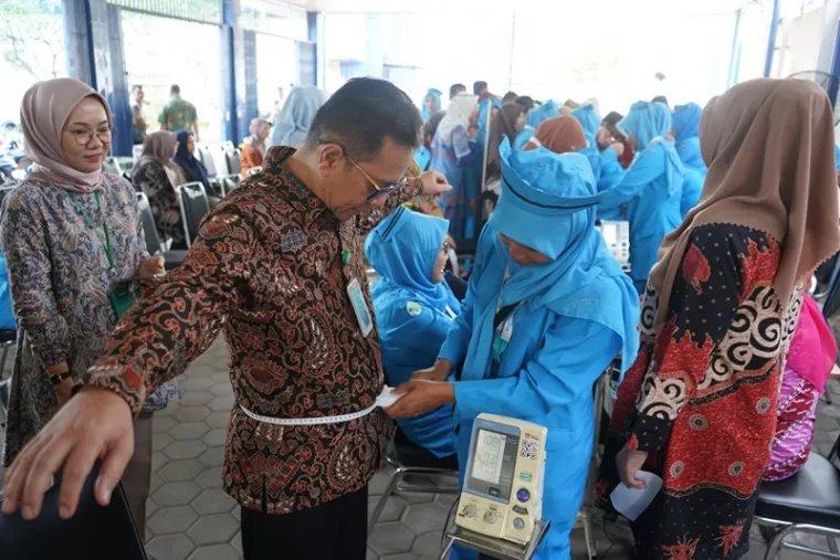 Direktur Utama RSUP Dr. M. Djamil Dr. dr. Dovy Djanas, Sp.OG, KFM, MARS, FISQua mengikuti pengukuran kebugaran, Selasa (22/4/2025). Humas RSUP Dr. M. Djamil