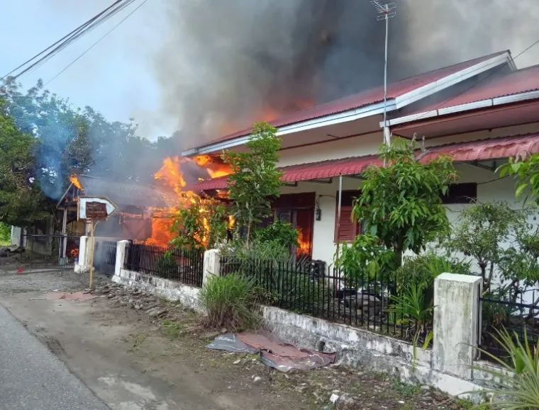 Kondisi rumah seorang ASN Pemprov Sumbar saat dilalap api, Rabu (2/4/2025) sekira pukul 10.20 WIB. (dok : arunala.com)