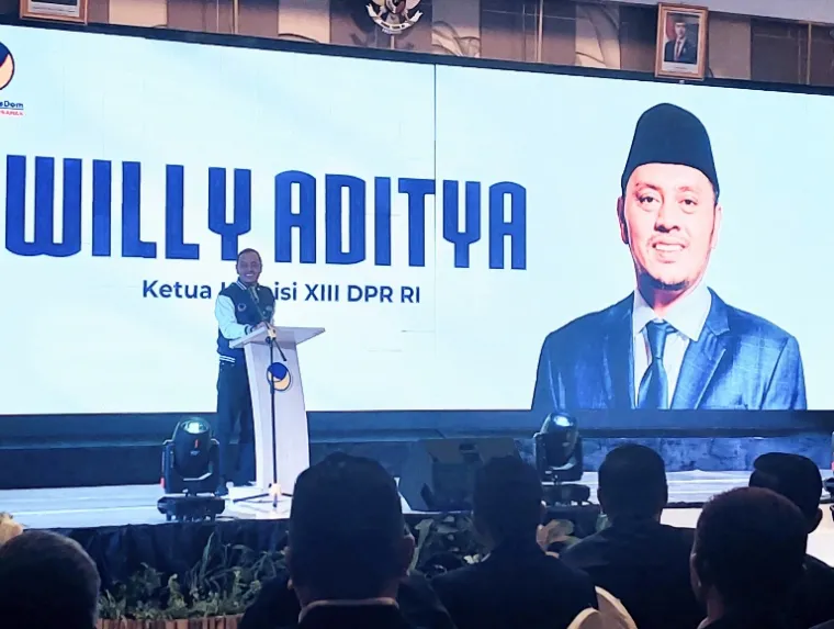 Ketua DPP NasDem Bidang Ideologi, Organisasi dan Kaderisasi, Willy Aditya berikan sambutan saat hadiri halal bi halal kader partai yang diadakan DPW Partai NasDem Sumbar di Padang, Senin (7/4/2025). (dok : arunala.com)