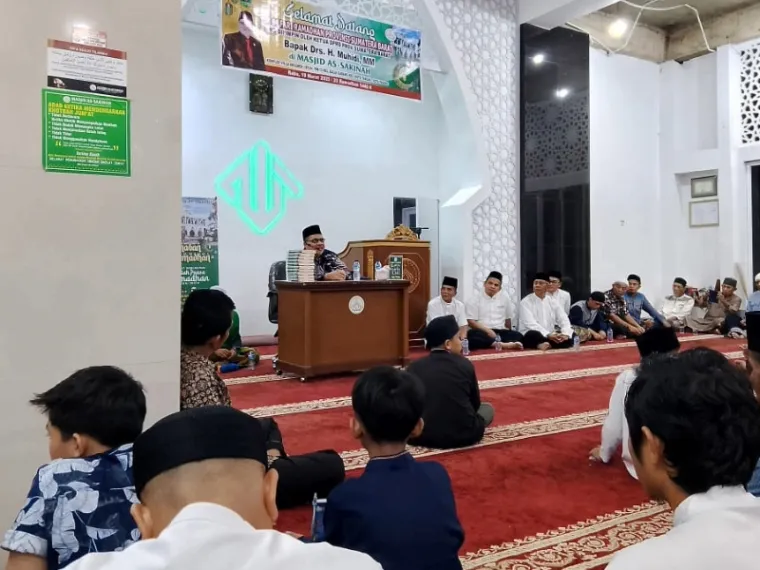 Ketua DPRD Sumbar, Muhidi paparkan keutamaan Al Quran bagi umat muslim kepada jamaah Masjid As Sakinah Komplek Villa Anggrek I, Kelurahan Balai Gadang, Kecamatan Koto Tangah, Rabu malam (19/3/2025). IST