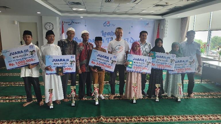Direktur Operasional  Zilfa Efrizon dan Pemimpin Divisi Usaha Syariah Heri Fitrianto bersama pemenang Lomba MTQ Antar Anaka Karyawan Usia 9-15 Tahun. IST