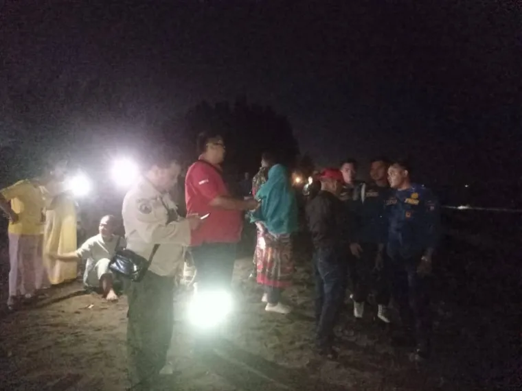 Terlihat tim SAR gabungan lakukan pencarian Ridho Ramadhan yang hilang digulung ombak di pantai Ujung Batu Kelurahan Pasia Nan Tigo, Kota Padang, Minggu malam (20/4/2024). IST