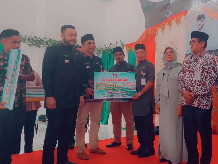 Wali Kota Padang, Fadly Amran saksikan Camat Lubeg, Nofiandi Amir secara simbolis serahkan dana operasional RT dan RW kepada salah seorang Lurah di kecamatan itu, Jumat (11/4/2025). (dok : arunala.com)