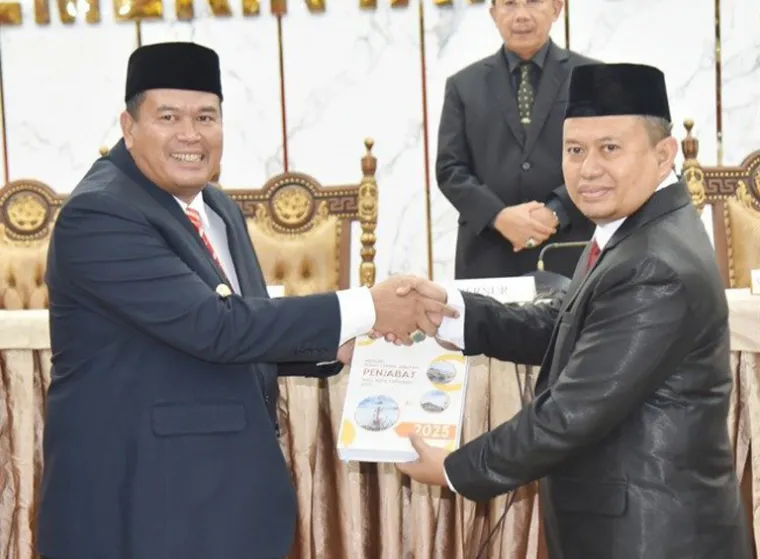 Pj Sekko Pariaman Mursalim serahkan memori serah terima jJabatan Pejabat Wali Kota Pariaman kepada Wali Kota Pariaman yang baru dilantik, Yota Balad, Senin (03/3/2025). IST