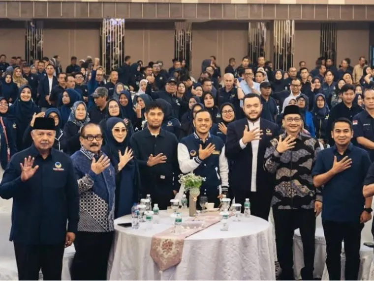 Anggota DPR RI dari Fraksi NasDem asal Dapil Sumbar 1, Shadiq Pasadogie (kiri depan no 2) ikut hadir dalam HBH DPW NasDem Sumbar, Selasa (7/4/2025) kemarin. IST