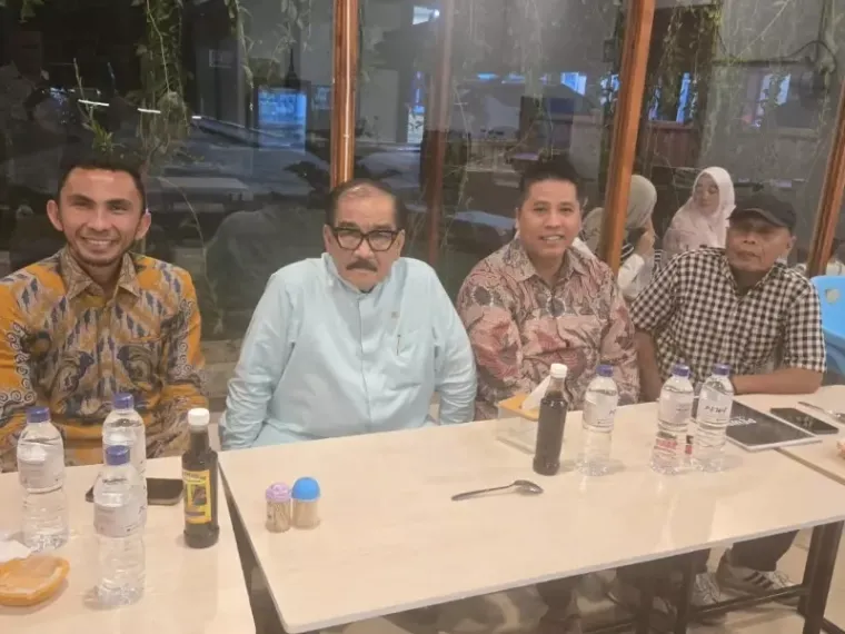 Anggota Komisi XIII DPR RI, Shadiq Pasadigoe bersama masyarakat di salah satu daerah di Sumbar saat lakukan reses dapil kemarin. IST