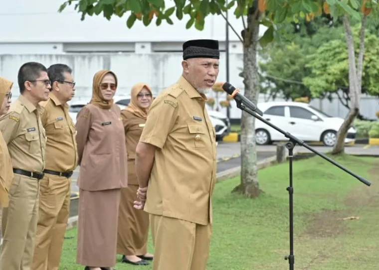 Gubernur Sumbar Mahyeldi pimpin apel pegawai hari pertama kerja pasca lebaran di Kantor Dinas BMCKTR Sumbar, Selasa (8/3/2025). IST