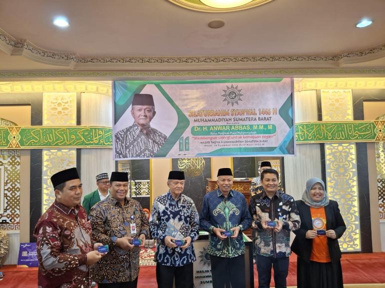 Foto bersama usai penyerahan secara simbolis Nagari Card saat Silaturrahim Syawal 1446 H di Masjid Taqwa Muhammadiyah Sumatera Barat, Minggu (27/4/2025). IST