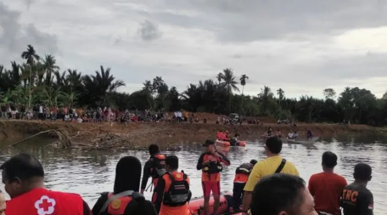 Tim dari BPBD dan tim gabungan lakukan pencarian korban hanyut di Sungai Batang Kandih, Lubuk Buayo Padang, Selasa sore (15/4/2025). IST