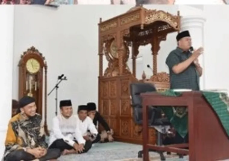 Wako Pariaman, Yota Balad disaksikan Anggota DPD RI, Jelita Donal ketika berikan sambutan saat tabligh akbar di Masjid Raya Simpang, Desa Simpang, Kecamatan Pariaman Selatan, Rabu (2/4/2025). IST