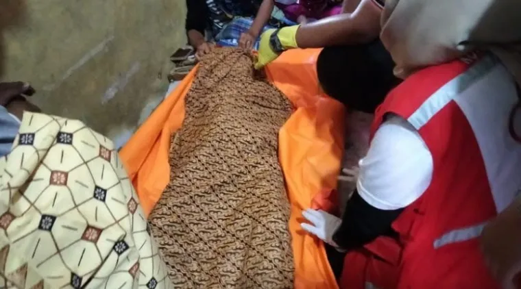 Jasad Erlangga yang tenggelam di Sungai Batang Kandih, berhasil ditemukan Rabu sore (16/4/2025). IST