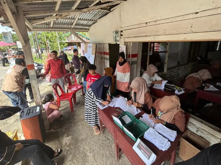 Suasana pemilihan di salah satu TPS di Kabupaten Pasaman saat melaksanakan pemungutan suara ulang (PSU) pilkada di kabupaten tersebut, Sabtu (19/4/2025), IST