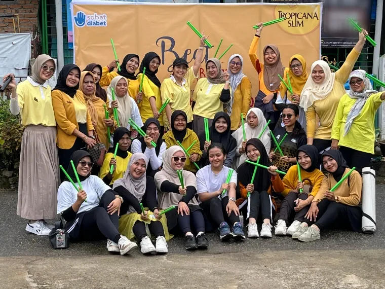 Area Marketing Nutrifood Sumatera Barat Akhiarni bersama peserta senam Poundfit di Nutrihub Padang, Minggu (13/4/2025). IST