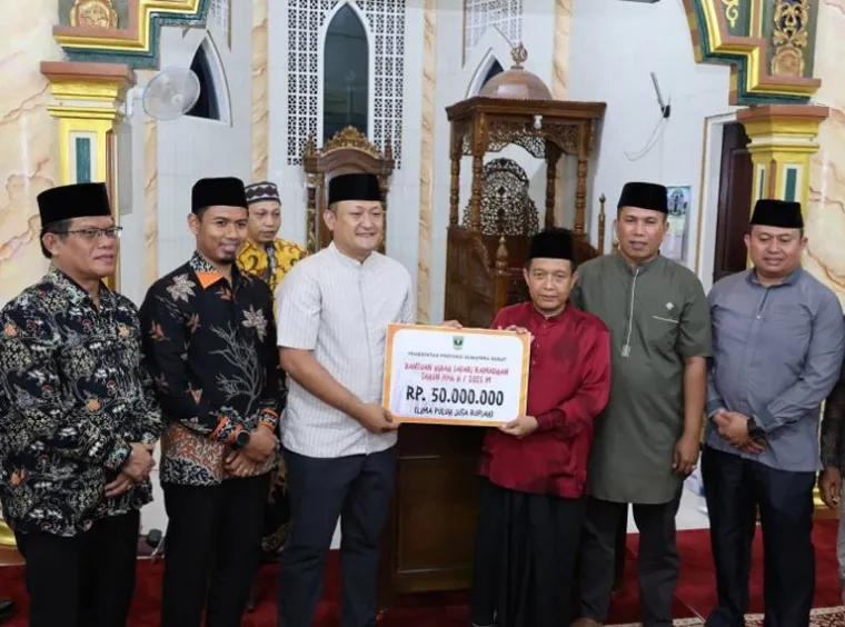 Dandim 0308 Pariaman, Letnan Kolonel CZI Nur Rahmad Khaironi  mewakili Danrem 032/Wirabraja serahkan bantuan kepada pengurus Masjid Raya Sungai Sirah, Jumat malam (7/3/2025). IST