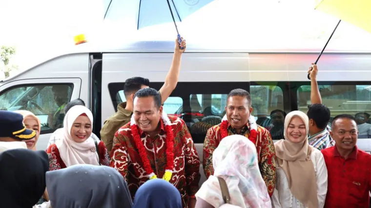 Wali Kota Pariaman Yota Balad dan Wawako Mulyadi  disambut Pj Sekko Pariaman, Mursalim dan masyarakat kota setempat sekembali dari mengikuti retret di halaman VIP BIM, Sabtu (1/3/2025). IST