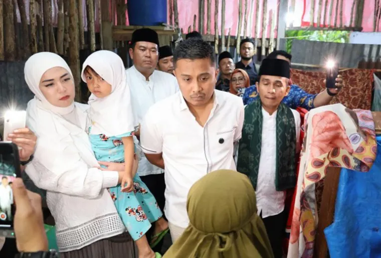Wako Pariaman, Yota Balad saat dampingi Wagub Sumbar Vasko Ruseimy, kunjungi rumah  Fitri warga Desa Kampung Gadang Padusunan Kota Pariaman yang dapat bantuan bedah rumah dari Baznas Provinsi Sumbar,  Senin (17/3/2025). IST