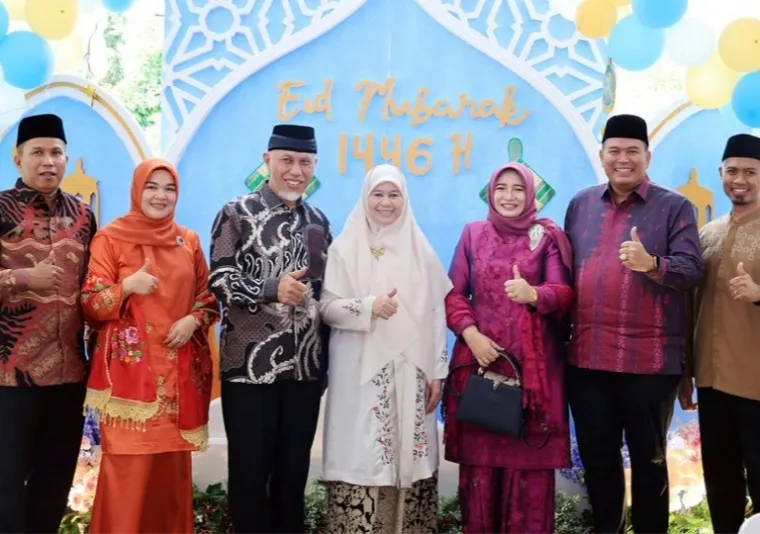 Wako dan Wawako Pariaman, Yota Balad-Mulyadi dan istri masing-masing hadiri undangan Open House yang digelar Gubernur Sumbar, Mahyeldi Ansharullah di Istana Gubernur Sumbar, Selasa (1/4/2025). IST