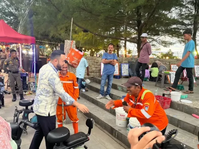 Wali Kota Padang, Fadly Amran menyapa masyarakat saat menggunjungi kawasan wisata Pantai Padang, Minggu siang (6/4/2025). IST