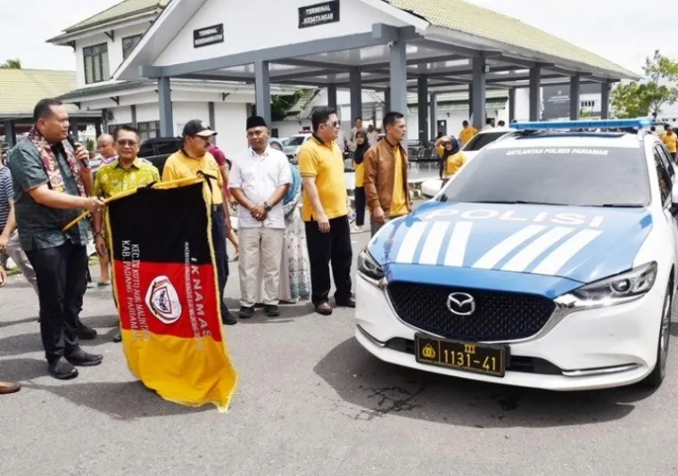 Wali Kota Pariaman, Yota Balad didamping Bupati Padangpariaman Jhon Kennedy Aziz, Azwar Said (H. Sagi) saat melepas rombongan perantau IKNAMAS menuju kampung halamannya setelah sampai di terminal Jati Pariaman, Rabu (2/4/2025). IST