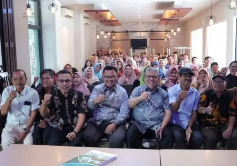 Ketua DPRD Sumbar, Muhidi bersama masyarakat Kelurahan Jati, Kecamatan Padang Timur, di sela-sela sosialisasi Perda Ketahanan Keluarga,  Kamis (27/3/2025). IST