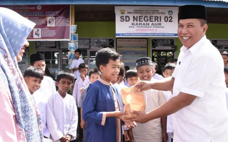 Wawako Mulyadi saat tinjua pelaksanaan program MBG di SDN 02 Karan Aur dan SMAN 1 Pariaman, Jumat (7/3/2025). IST