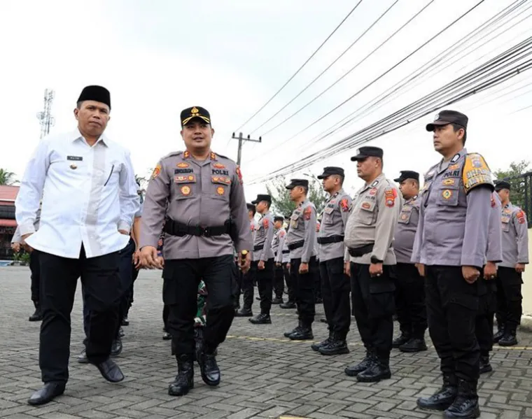 Kapolres Pariaman AKBP Andreanaldo Ademi bersama Wakil Wali Kota Mulyadi periksa pasukan yang akan diturunkan untuk pengamanan lebaran di kota itu, Kamis (20/3/2025). IST