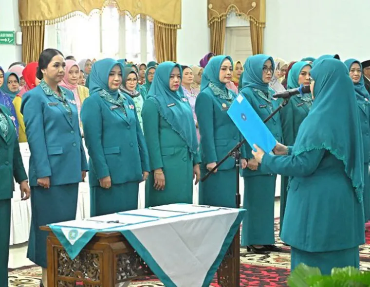 Ketua TP PKK Sumbar, Ny Harneli Mahyeldi melantik Yosneli Balad menjadi Ketua Tim Penggerak PKK (TP PKK) Kota Pariaman bersama Ketua TP PKK se kabupaten kota di Sumbar, Kamis (6/3/2025).