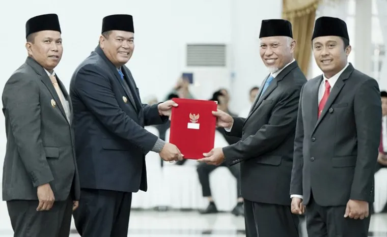 Yota Balad-Mulyadi terima SK dari pemerintah pusat sebagai Wako dan Wawako Pariaman definitif yang diserahkan melalui Gubernur Sumbar, Mahyeldi di Padang, Kamis (6/3/2025). IST
