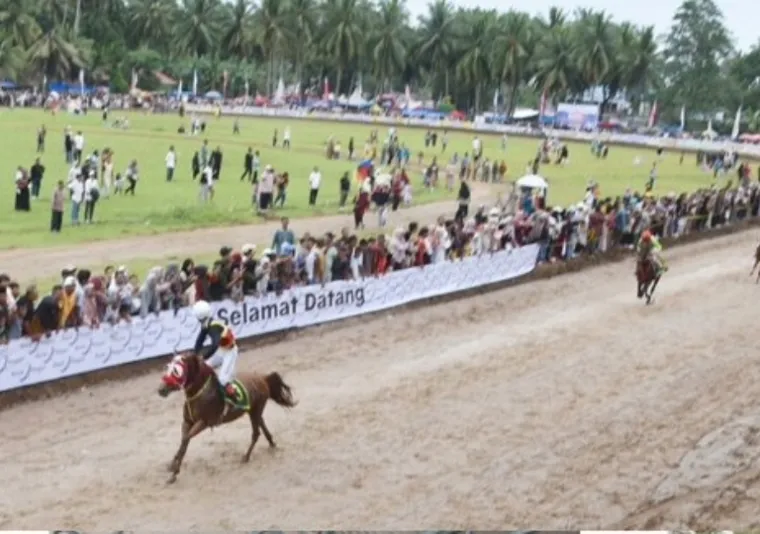 Wali Kota Pariaman, Yota Balad saksikan iven pacu kuda di di Arena Pacu Kudo Duku Banyak, Balah Aie, Kecamatan VII Koto Sungai Sariak, Kabupaten Padangpariaman, Sabtu (5/4/2025). IST