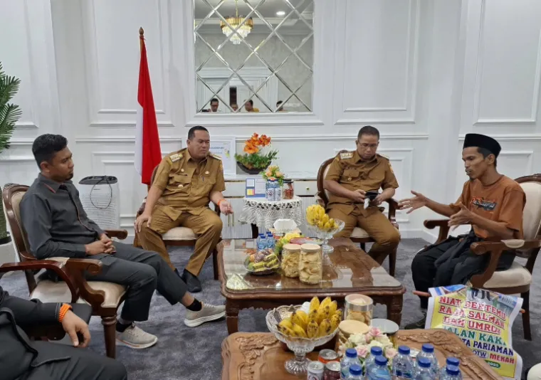 Wali Kota dan Wakil Wali Kota Pariaman, Yota Balad-Mulyadi ketika menerima Efriadi di ruang kerja wali kota, Selasa (15/4/2025). IST