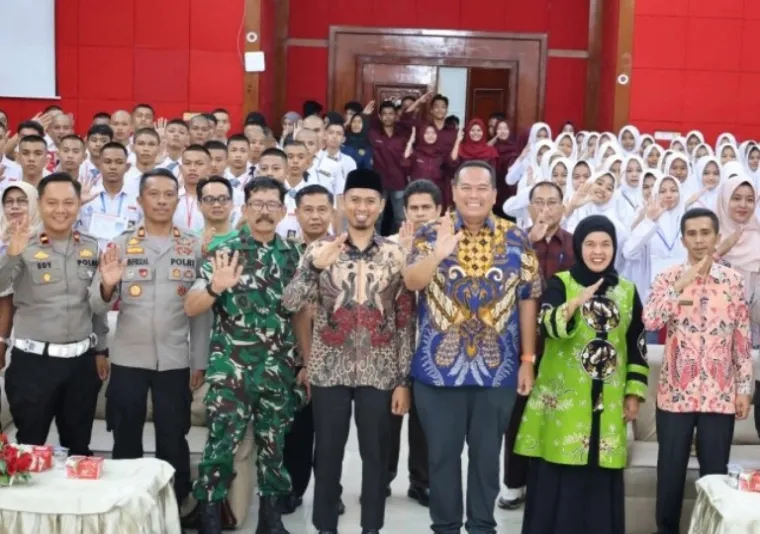 Wali Kota Yota Balad bersama panitia seleksi dan calon anggota Paskibraka untuk Kota Pariaman 2025, Sabtu (12/4/2025). IST