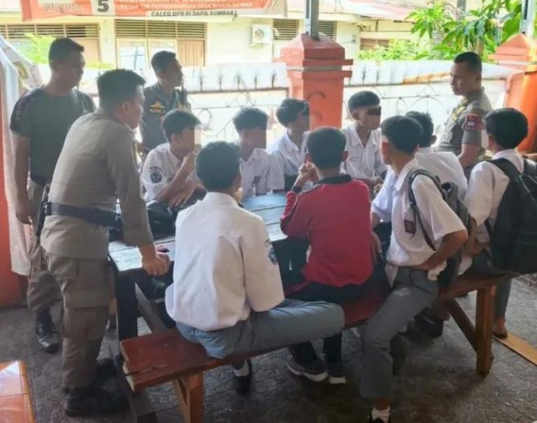 Sebagian siswa SMA yang terjaring razia Sat Pol PP Padang pada Rabu (14/5/2025). IST